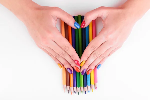 Manucure féminine multicolore avec crayons de couleur isolés sur blanc — Photo