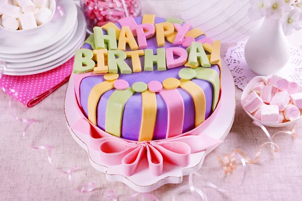 Delicioso bolo de aniversário na mesa close-up — Fotografia de Stock