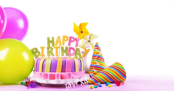 Delicioso bolo de aniversário na mesa no fundo branco — Fotografia de Stock