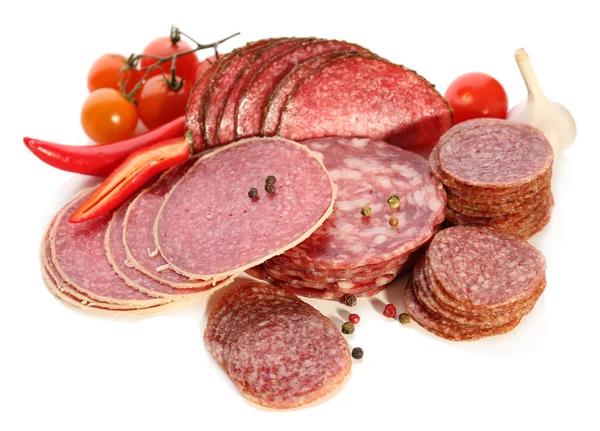 Varios salami en rodajas con chile, tomates cherry y especias aisladas sobre fondo blanco —  Fotos de Stock