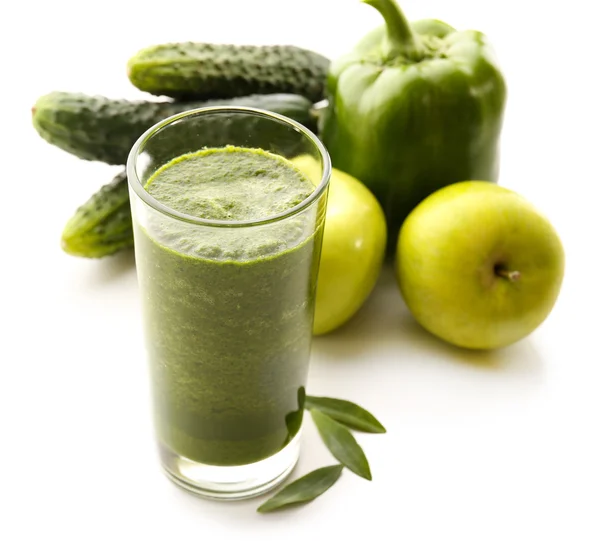 Зеленый свежий здоровый сок с яблоком и овощами изолированы на белом — стоковое фото