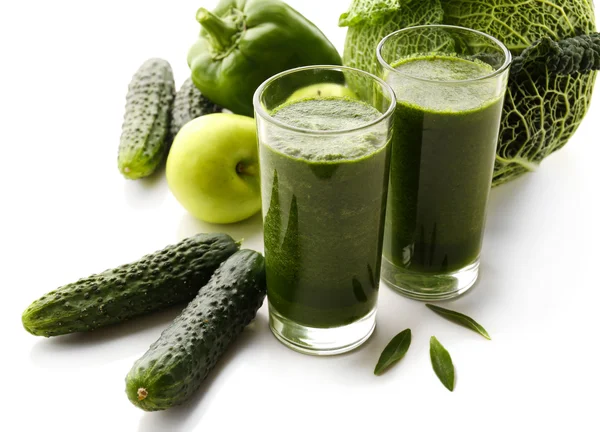 Grüner frischer gesunder Saft mit Äpfeln und Gemüse isoliert auf weiß — Stockfoto