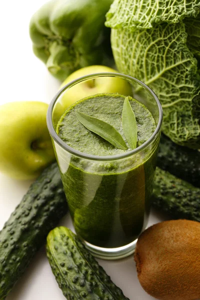 Grüner frischer gesunder Saft auf weißem Hintergrund — Stockfoto