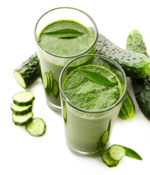 Grüner frischer gesunder Saft mit Gurke isoliert auf weiß — Stockfoto