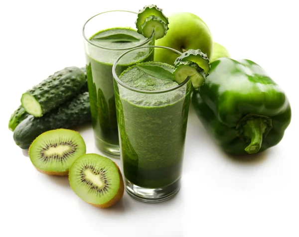 Suco saudável fresco verde com frutas e legumes isolados em fundo branco — Fotografia de Stock