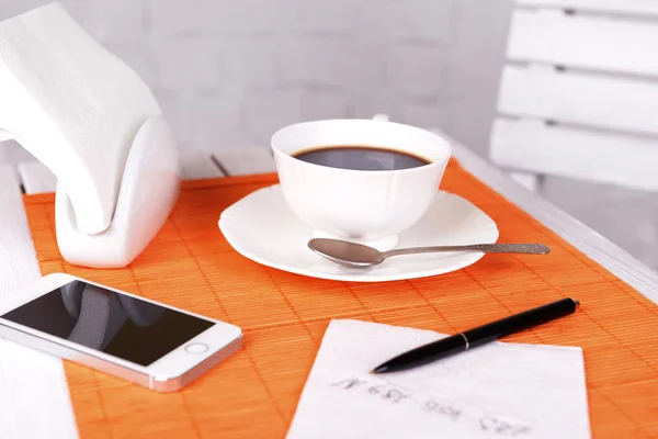 Кофе и номер телефона на салфетке — стоковое фото