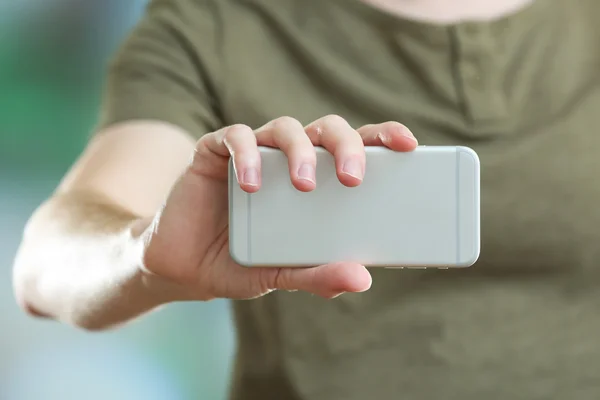 Hombre usando el teléfono inteligente móvil en fondo brillante —  Fotos de Stock