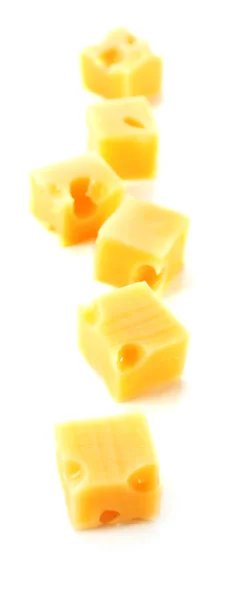 Blokjes kaas geïsoleerd op witte achtergrond — Stockfoto