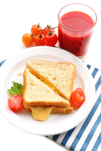 Broodjes met kaas en tomaten op plaat in de buurt van glas tomatensap geïsoleerd op wit — Stockfoto