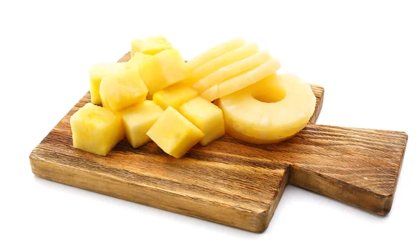 Ahşap kesme tahtası üzerinde beyaz izole olarak dilimlenmiş Konserve ananas — Stok fotoğraf