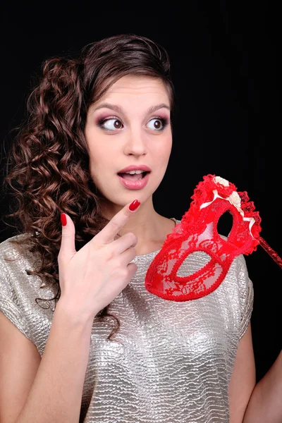 Hermosa chica con máscara de mascarada sobre fondo oscuro — Foto de Stock