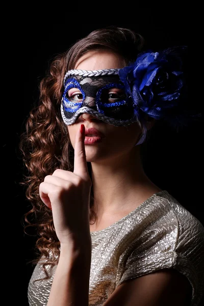 Vacker flicka med maskerad mask på mörk bakgrund — Stockfoto