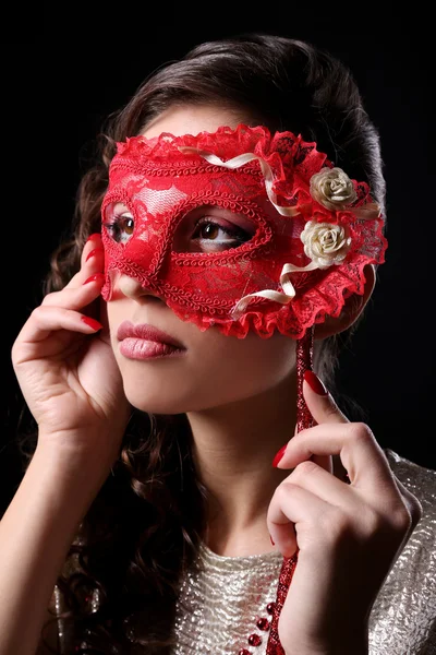 Mooi meisje met maskerade masker op donkere achtergrond — Stockfoto