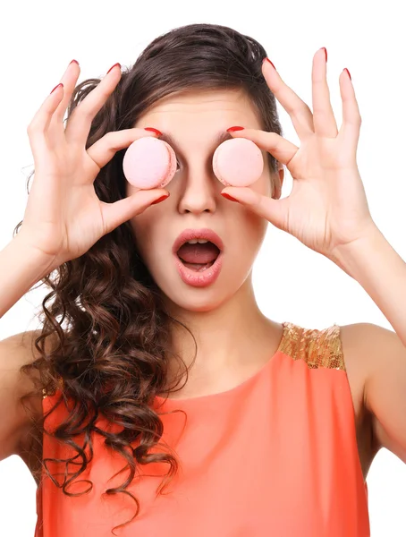 Jeune belle fille avec un délicieux macaron isolé sur fond blanc — Photo