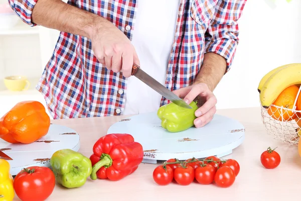 Άνθρωπος κόψει τα λαχανικά στην κουζίνα — Φωτογραφία Αρχείου