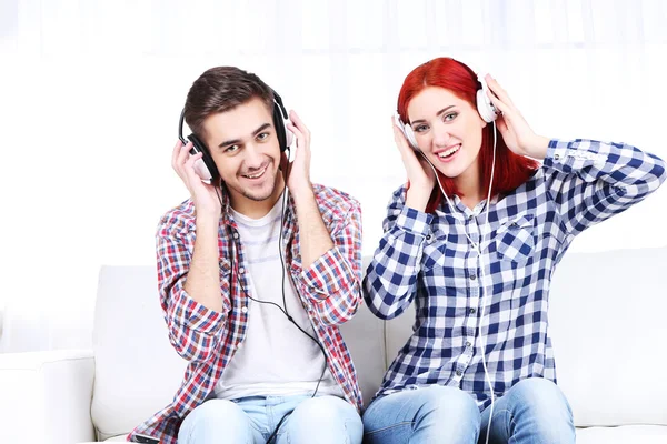 Casal ouvir música em casa — Fotografia de Stock