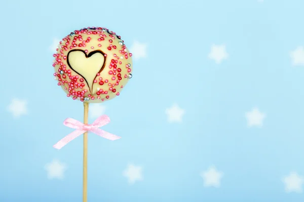 Välsmakande cake pop på blå bakgrund — Stockfoto