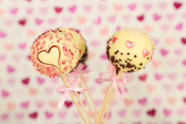 Leckere Cake Pops auf farbigem Hintergrund — Stockfoto