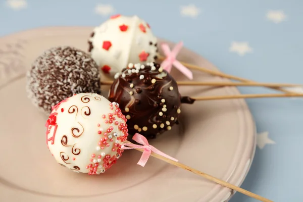 Välsmakande cake pops på plattan, närbild — Stockfoto