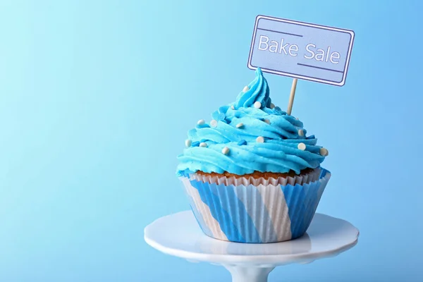 Delicioso cupcake con inscripción sobre fondo azul — Foto de Stock