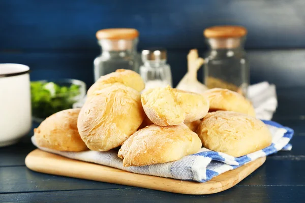 Färskt hembakat bröd bullar från jästdeg och burkar med kryddor, på färg trä bakgrund — Stockfoto