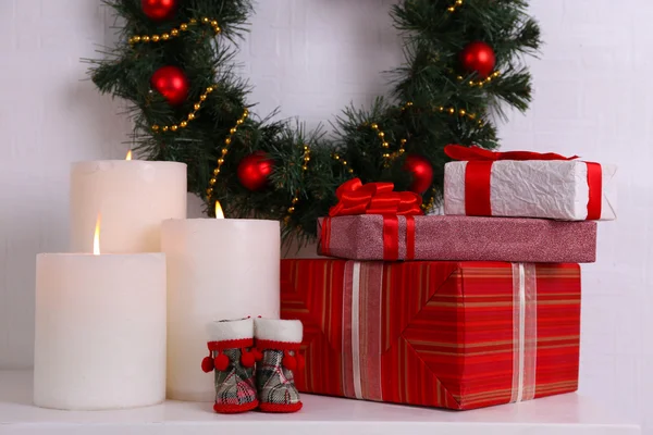 Corona de Navidad, velas y regalos — Foto de Stock