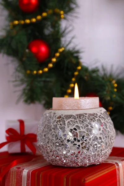 Corona de Navidad, velas y regalos —  Fotos de Stock