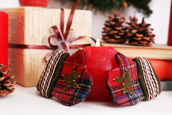 Vánoční věnec, svíčky a dárky — Stock fotografie