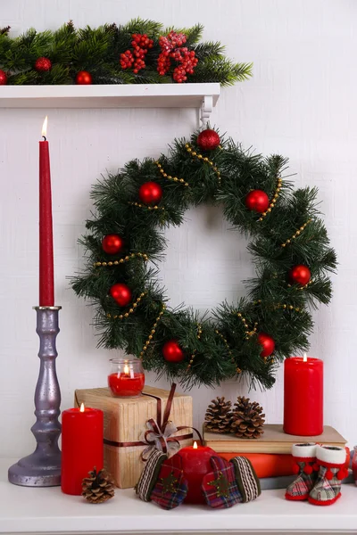 Boże Narodzenie wieniec, świece i prezenty — Zdjęcie stockowe