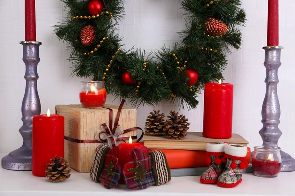 Couronne de Noël, bougies et cadeaux — Photo