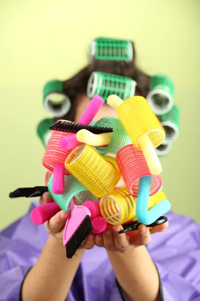 Chica en rulos de pelo sobre fondo colorido — Foto de Stock