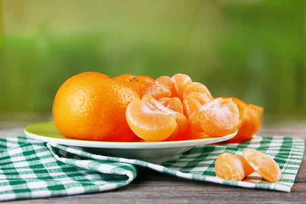 Mandarijnen in plaat op tafel — Stockfoto