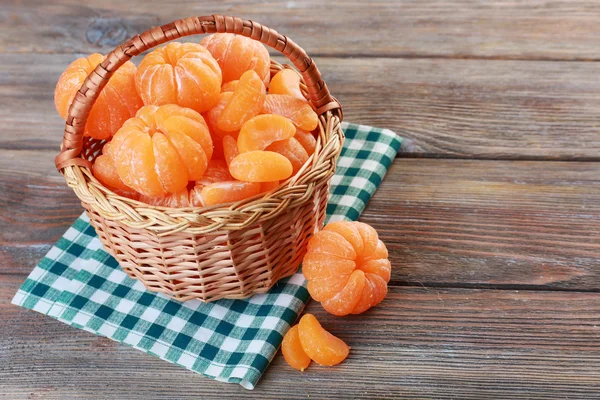 Tangerinas na mesa de madeira — Fotografia de Stock