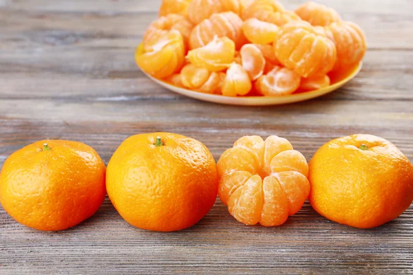 Mandarijnen op houten tafel — Stockfoto