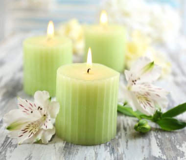 ahşap zemin üzerine çiçekli güzel mumlar