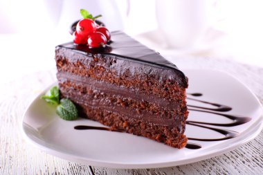 Nefis çikolatalı kek tabakta, açık arkaplanda.