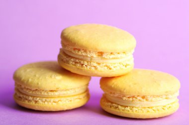 Renk arka plan üzerinde yumuşak renkli macaroons