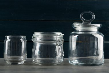 Koyu renk ahşap arka plan üzerinde Züccaciye Mağazaları