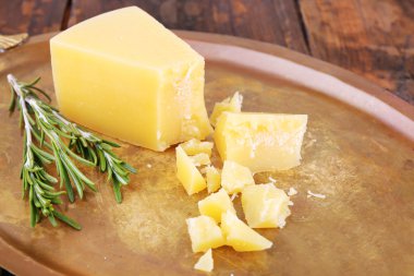 Parmesan peyniri ince dal biberiye ahşap masa arka plan üzerinde metal tepsi ile parçalanan