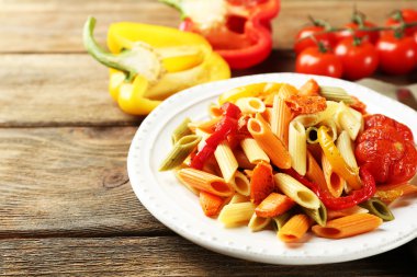 Biber, havuç ve domates ahşap masa arka plan ile makarna salatası