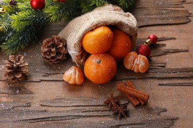 Ahşap zemin üzerine mandalina ile Noel kompozisyon