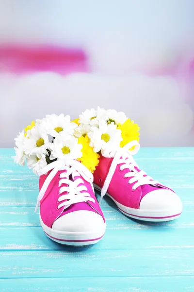 Gumshoes with flowers inside — Stock Photo, Image