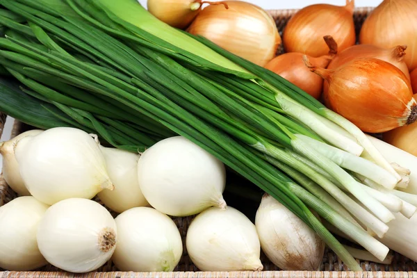 Verschiedene rohe Zwiebeln, Nahaufnahme — Stockfoto