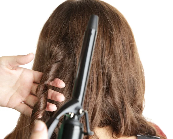 Estilista usando ferro de ondulação para cachos de cabelo, close-up, isolado em branco — Fotografia de Stock