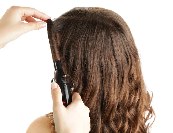 Estilista usando rizador para rizos para el cabello, primer plano, aislado en blanco —  Fotos de Stock