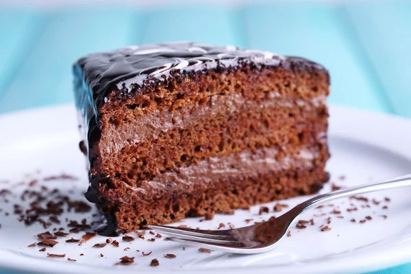 Delicious chocolate cake on plate on table close-up — Stock Photo, Image