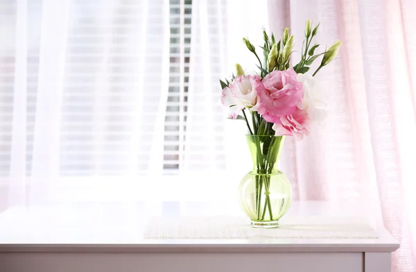 Belles fleurs en vase — Photo