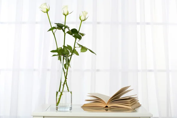 Boeket bloemen in vaas — Stockfoto