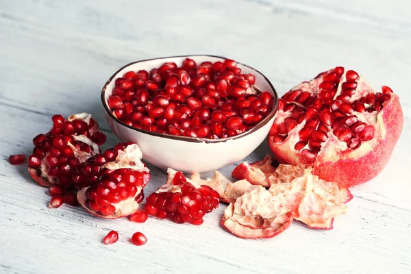 Mooie compositie met sappige granaatappel zaden, op oude houten tafel — Stockfoto