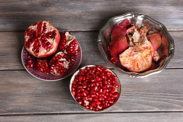 Mooie compositie met sappige granaatappel zaden, op oude houten tafel — Stockfoto